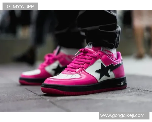 足球明星冬季时尚新风潮羽绒大衣成街头亮点引领潮流